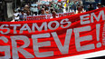 Servidores federais em greve marcham no centro do Rio de Janeiro, na manhã desta quinta-feira 